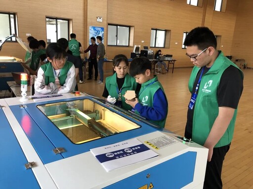 參賽學生在雷宇工作人員的幫助和指引下，操作LaserMaker建模軟件與激光切割機切割出自己想要的外觀結構件。
