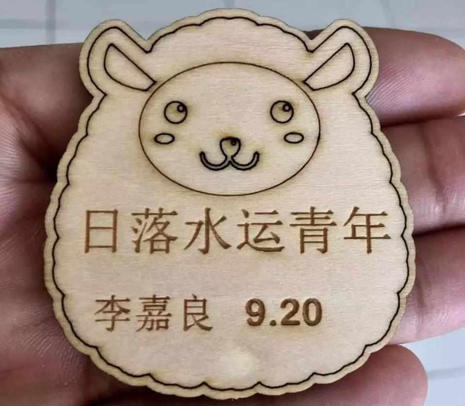 理論課結束之后，就是對理論進行應用。謝老師帶著培訓班學員們進行機器實踐操作，體現造物的樂趣