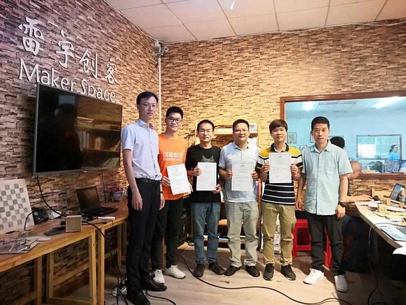 學(xué)員們與他們的激光創(chuàng)客結(jié)業(yè)證書