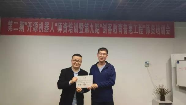 吳老師與畢業(yè)學員合照