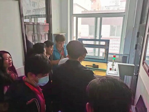 山西省電教館長參觀雷宇激光切割機