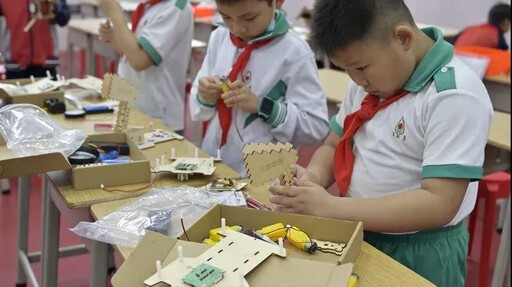 選手們認真組裝結構件