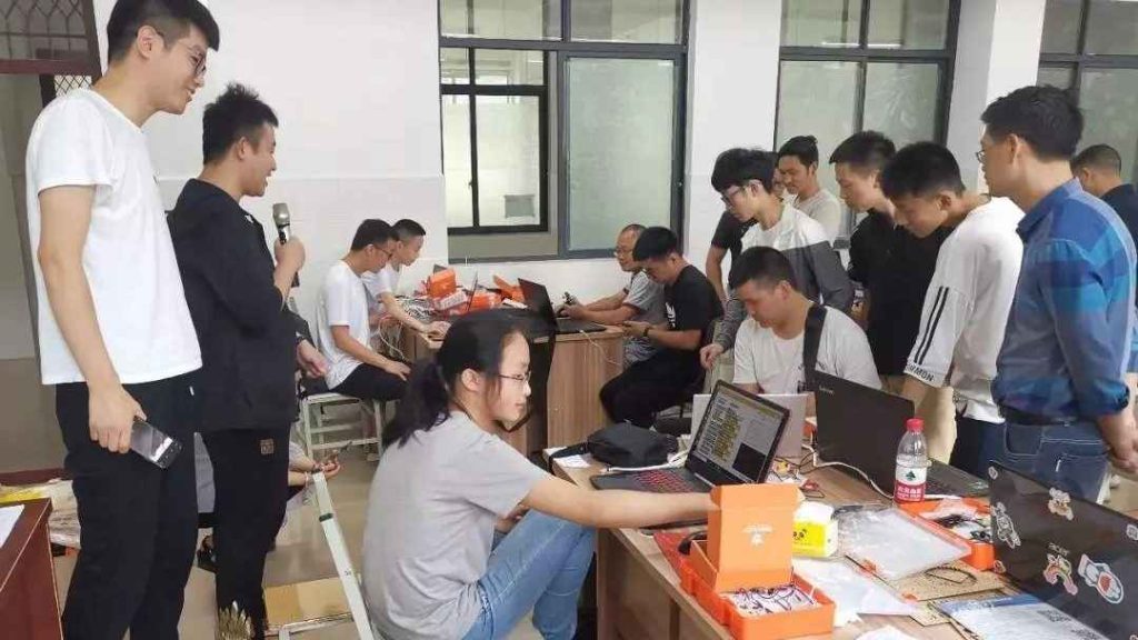 本次培訓活動由遵義市教育局主辦，習水縣教育局承辦，共計186名師生參加了三個板塊（機器人、創客類、科創組織者）的培訓。