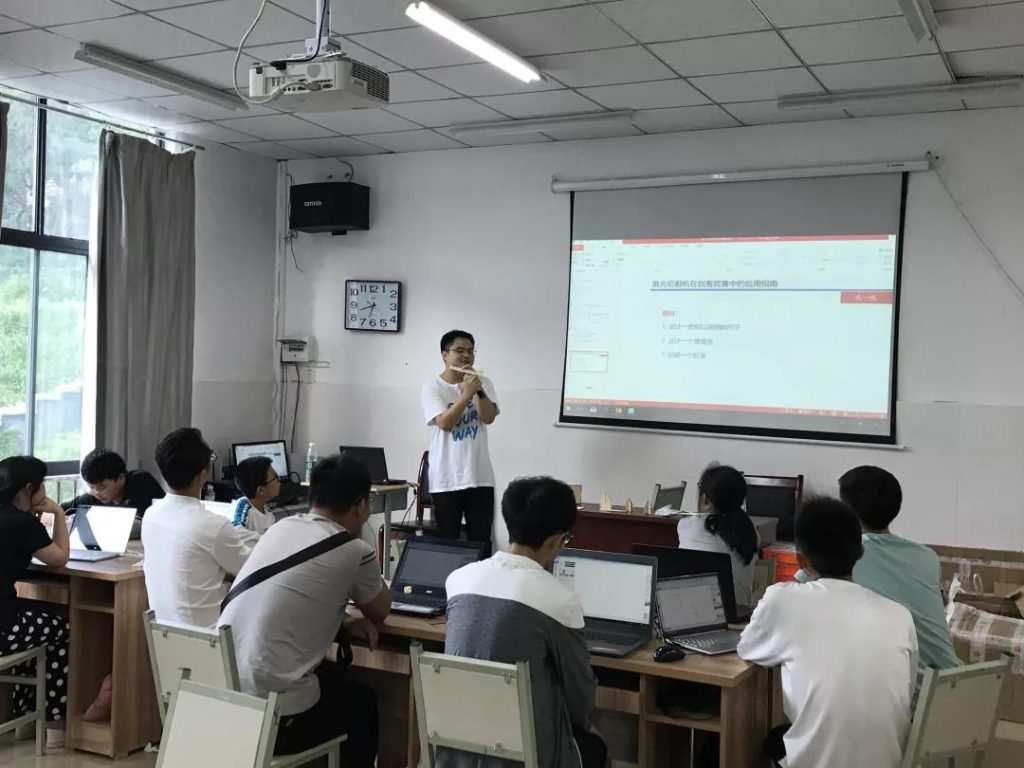 來自雷宇激光的張超鵬老師也對各支隊伍進行了認識激光切割技術、激光切割機建模指南、激光切割機在創客競賽中的應用指南以及模塊搭建等方面的培訓。