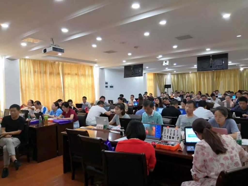 中國 STEM 教育協作聯盟副主席張逸中博士講授STEM課程項目的開發、設計與實施。