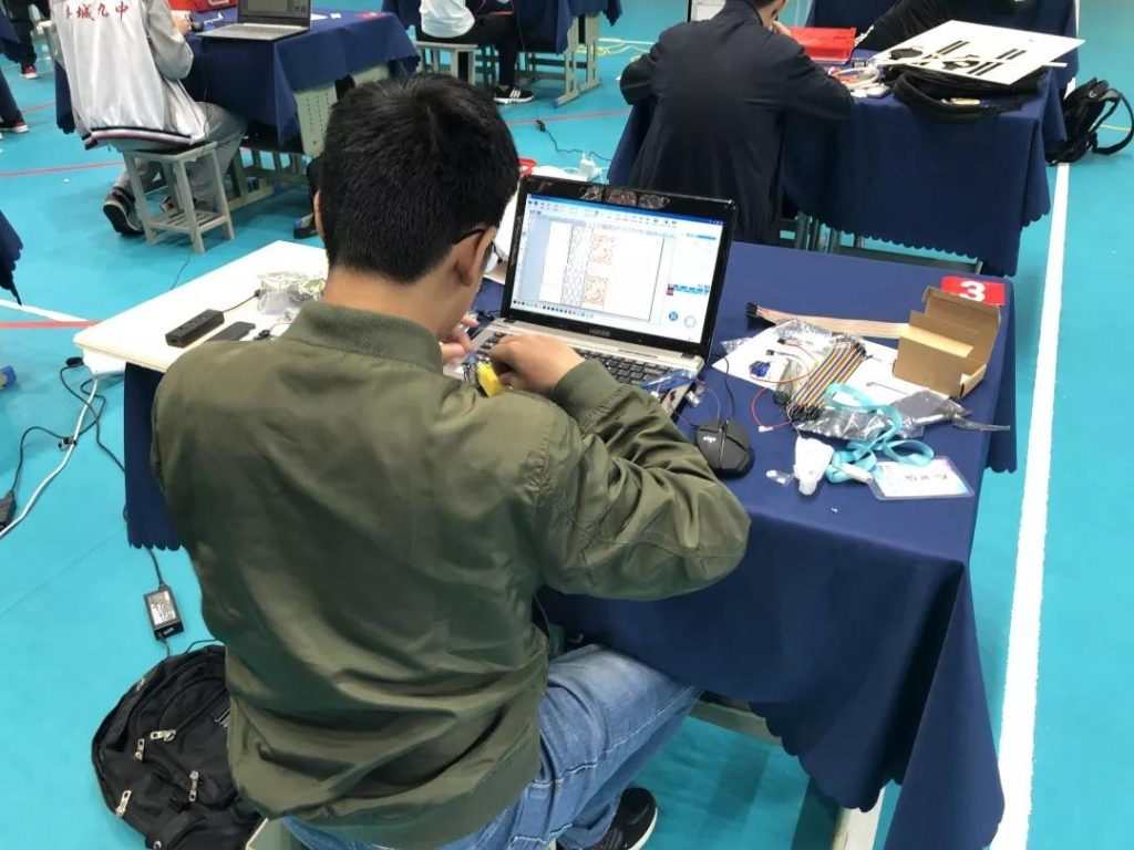 選手們全神貫注制作中