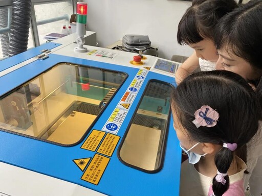 選手全神貫注觀看激光切割機制作過程