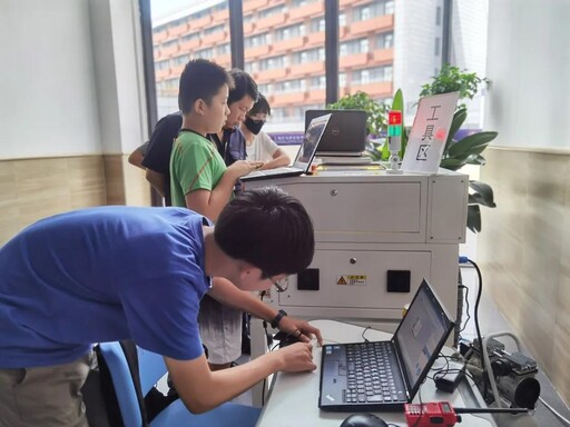 比賽選手認真制作中