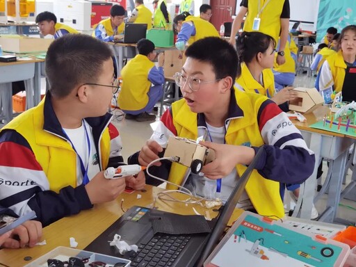 比賽現場的每個選手都爭分奪秒，埋頭造物。