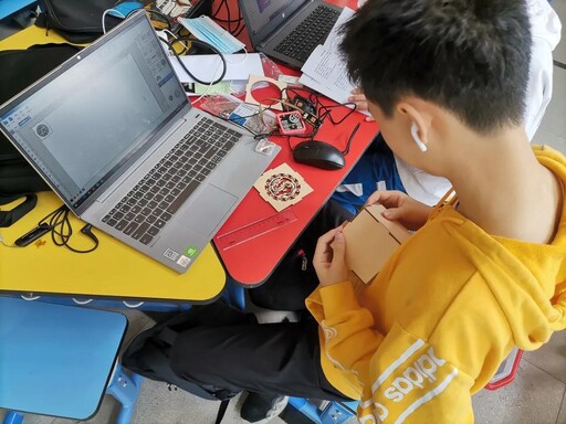 看到每個參賽選手都全神貫注地設(shè)計創(chuàng)造、搭建自己的作品，有被現(xiàn)場濃濃的創(chuàng)作氣氛感染到~