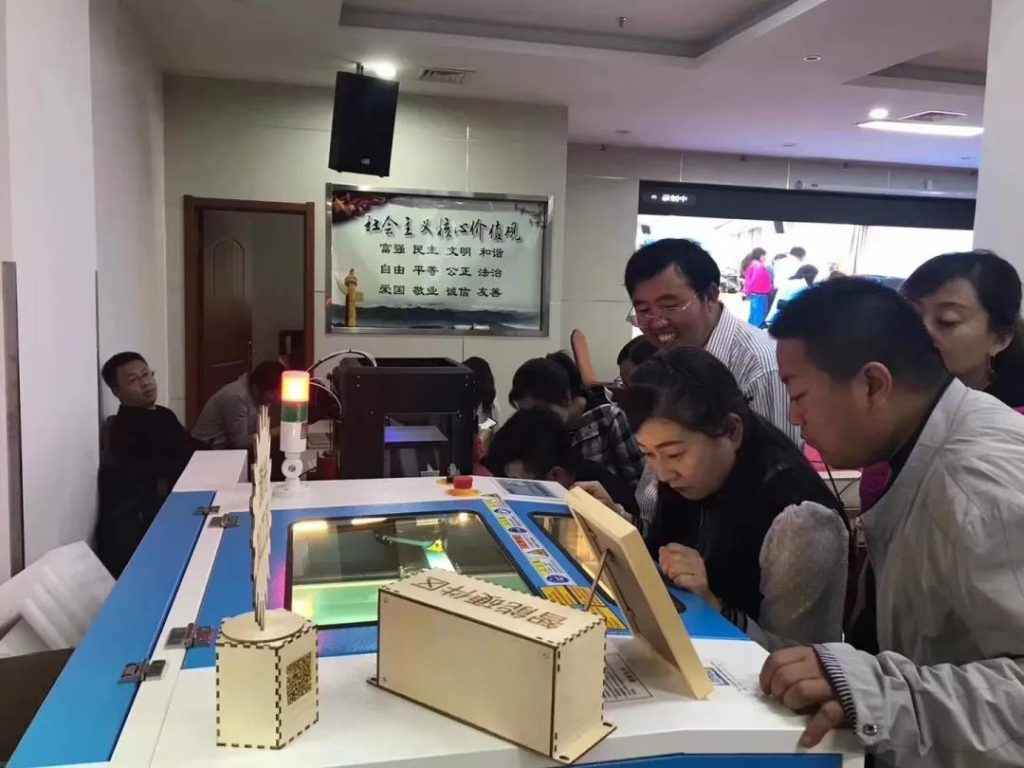 學員全神貫注激光切割機制作過程