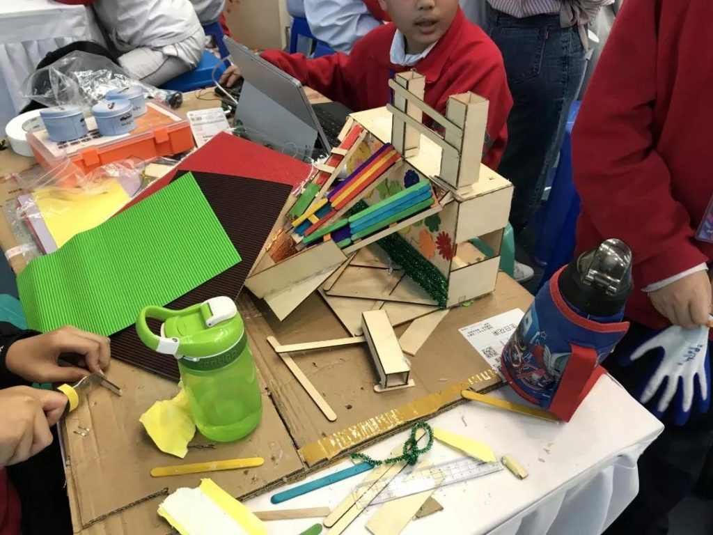 充滿緊張氣氛的現場