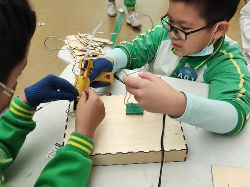 選手互相協助完成比賽作品