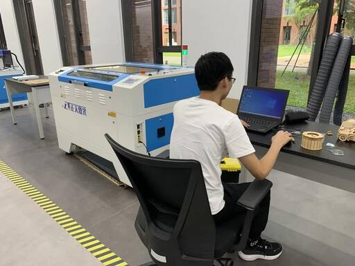 雷宇集團提供的數字化加工工具無疑能為“想出來”的實物錦上提花，更是幫助學生“做出來”實物的利器。