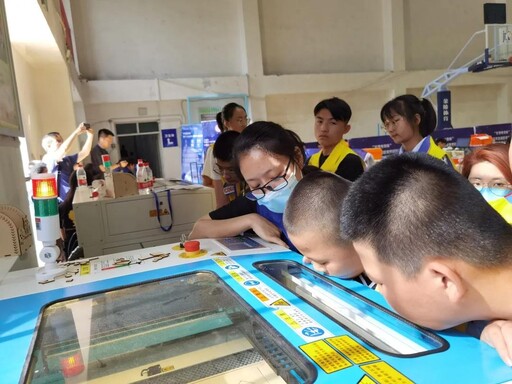 雷宇作為本次活動的支持方，提供了LaserMaker建模軟件與激光切割硬件支持。