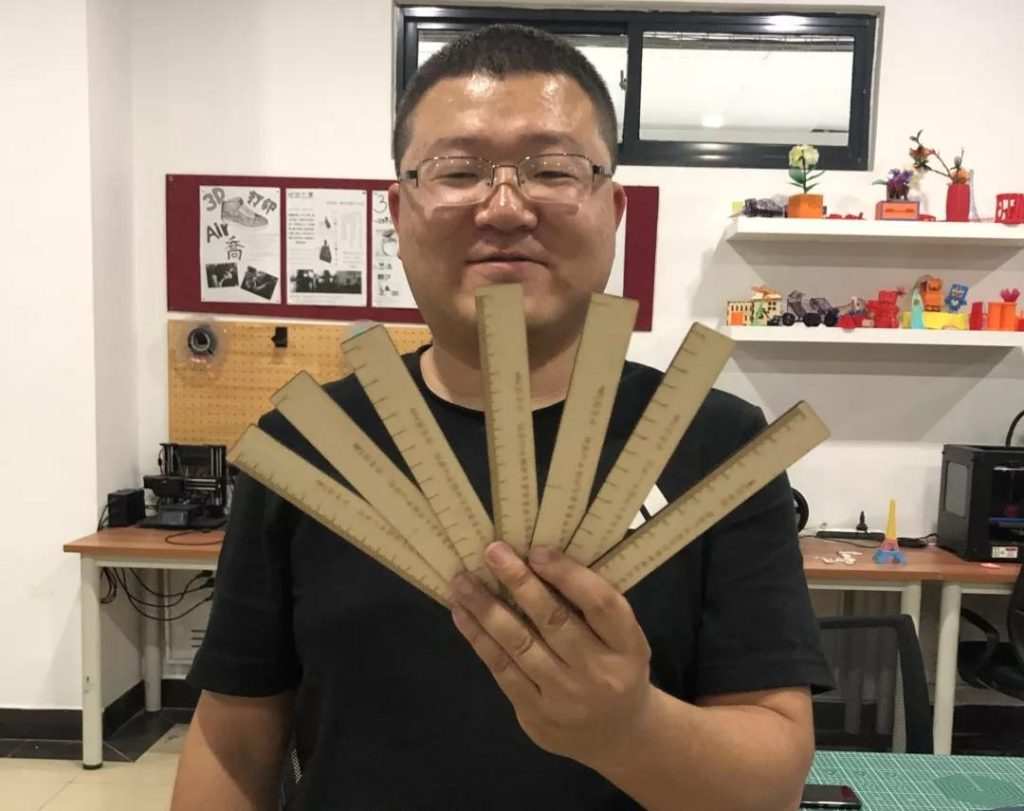 培訓班的學員們展開激光創客類、STEAM類綜合實踐課程教學和實踐。