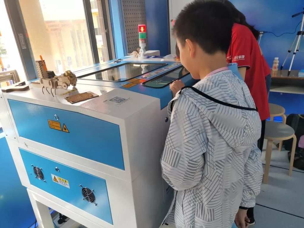 雷宇此次助力中小學(xué)生電腦制作大賽，也發(fā)揮了不小的作用。