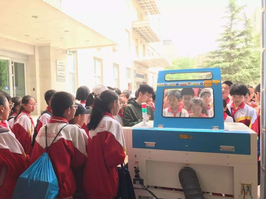 學(xué)生圍觀激光切割機