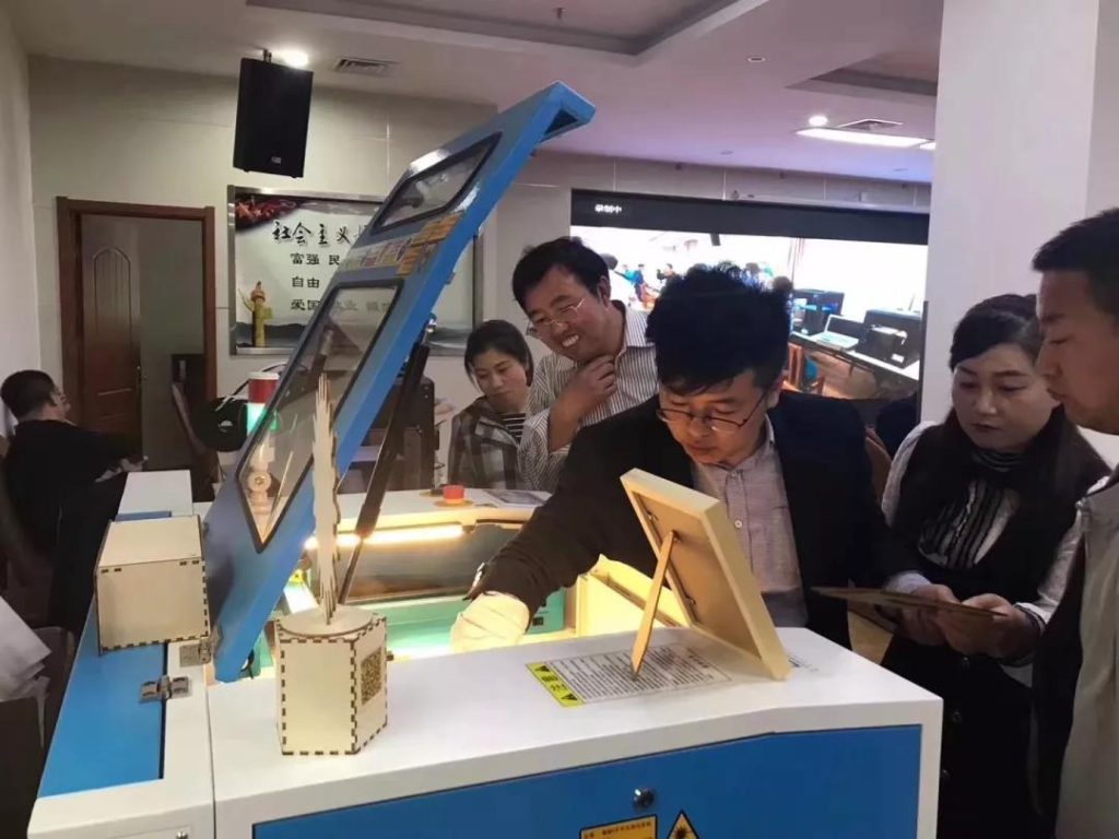 演示激光切割機的操作