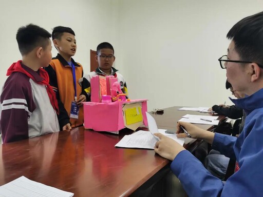 參賽選手帶著自己滿意的作品進行著答辯，活動也慢慢接近尾聲。