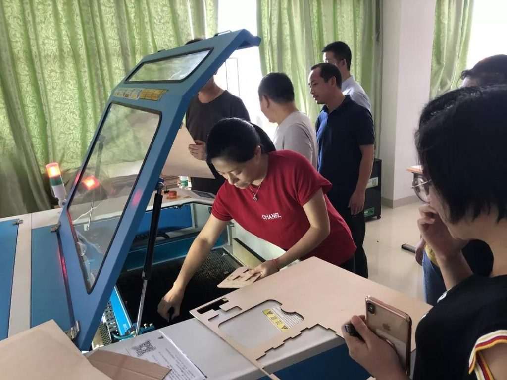 教師親自操作激光切割機