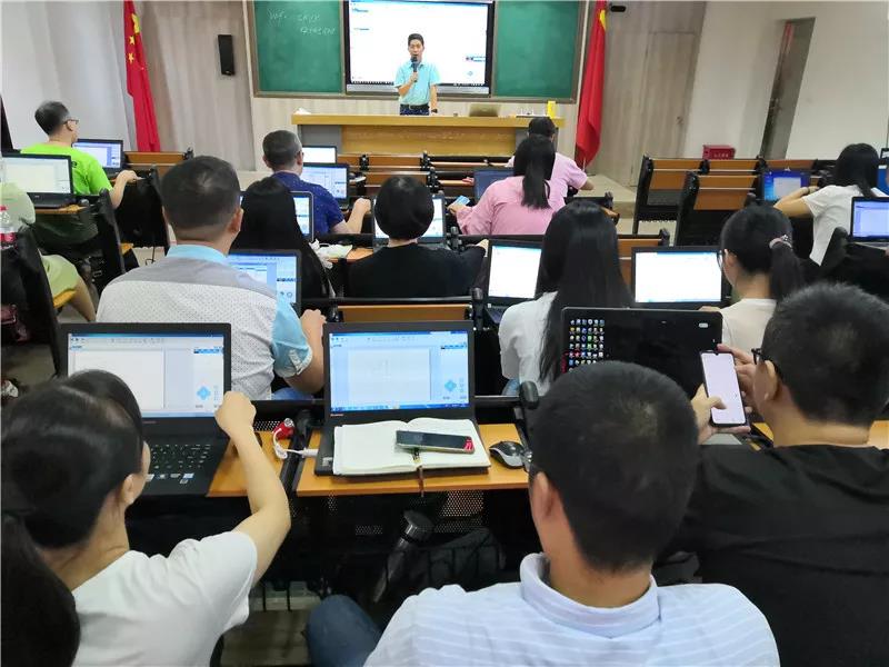 學員們認真學習軟件設計中。