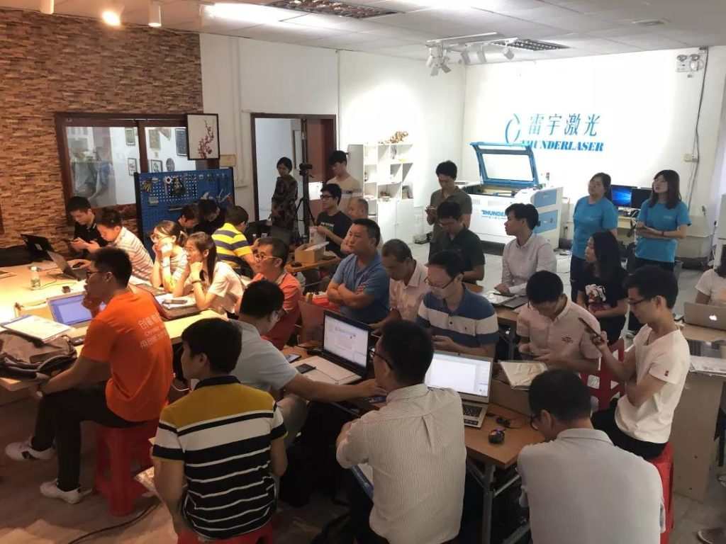 各位老師也是拿出筆記本電腦，迅速就坐，馬上進(jìn)入聽課狀態(tài)。