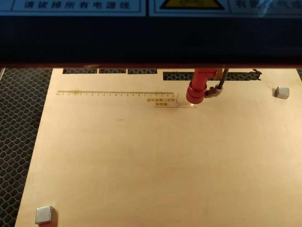 帶領大家了認識激光切割機，及其應用和技術、激光切割設計軟件和建模指南等，并帶學員們上機操作，切割出自己設計的作品。