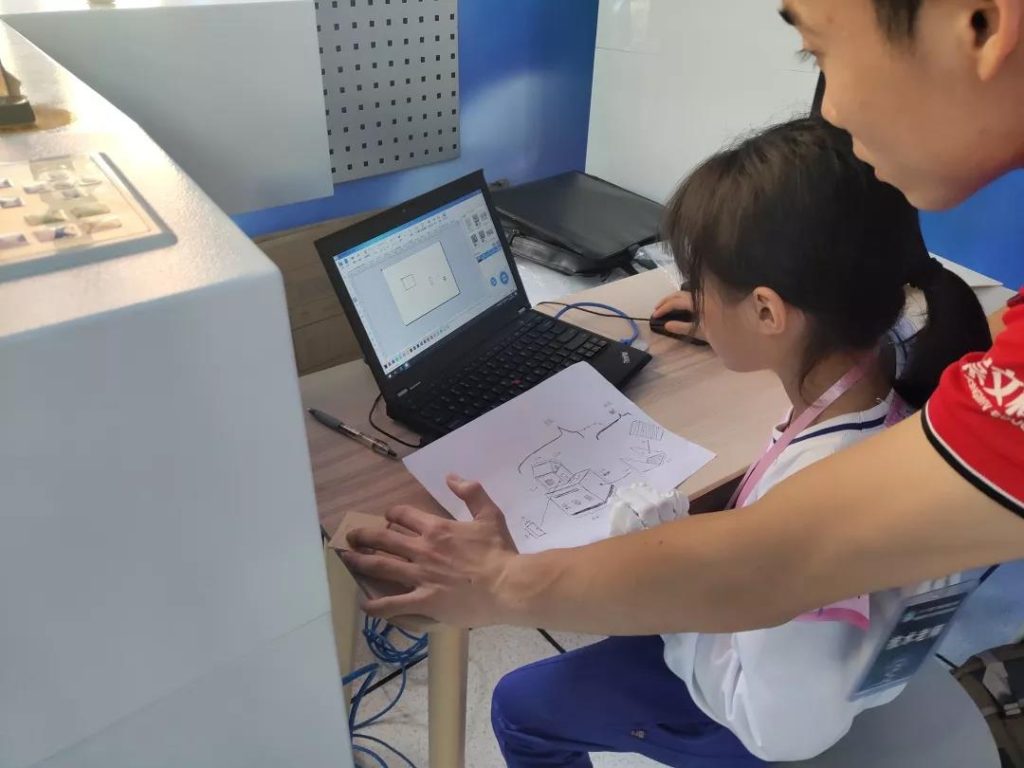 小創(chuàng)客們都紛紛上手操作了一把