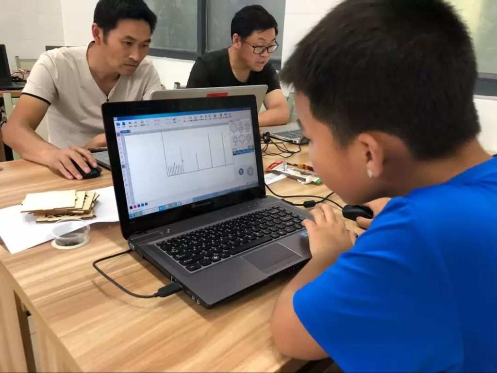 邊教邊學的方式讓學員快速上手設計