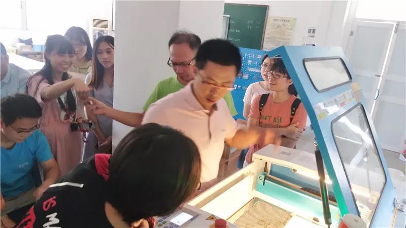 理論部分暫告一段落，進入了讓人期待的實操部分，高老師與雷宇創(chuàng)客演示激光切割機的操作。