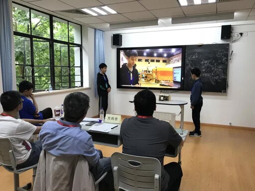 參賽選手帶著自己滿意的作品進行著答辯