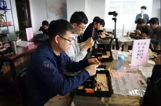 參加培訓的教師們認真制作