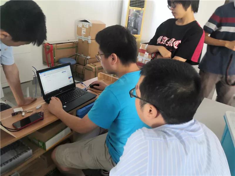 軟件與激光切割機結合教學，我們的學員們動手能力很強，掌握相關知識點后，就不禁開始自己操作機器。