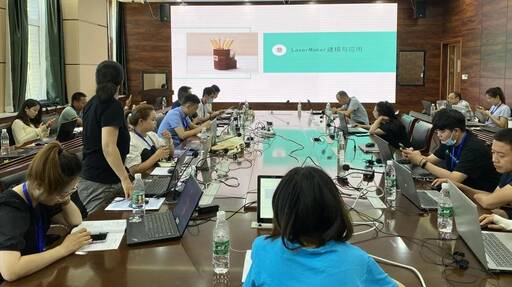 雷宇團(tuán)隊(duì)在三維設(shè)計(jì)2班為學(xué)員老師開展邊學(xué)理論邊動(dòng)手實(shí)操的激光造物專題課程。