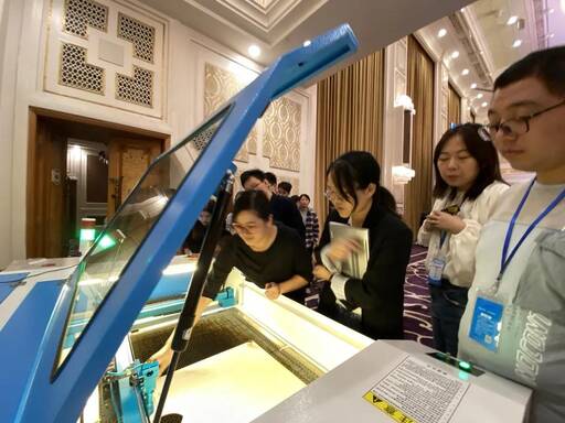學員們興致勃勃地操作起激光切割機,自己剛剛建模的成果得以展
