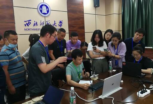 老師為參訓(xùn)學(xué)員講解了如何正確操作及使用激光切割機(jī)