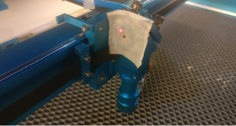 光路測試（黑色點：激光路徑 紅色點：紅點指示路徑） 