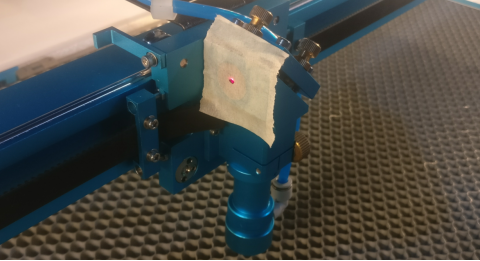 （紅光指示光路路徑與激光光路路徑重合，調試完成） 