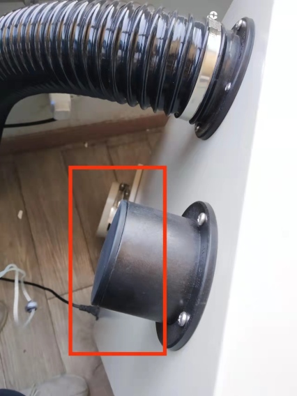 蓋緊另一側入風口門蓋