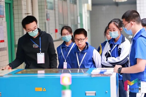 創客們在等待自己的外觀結構件切割