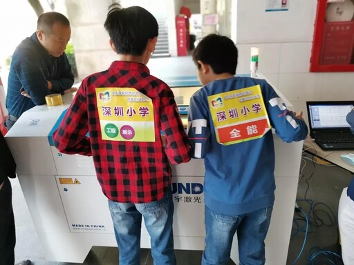 雷宇此行帶來的激光設計軟件LaserMaker和激光切割機為小創客們智慧設計、高效造物提供了極大的助力