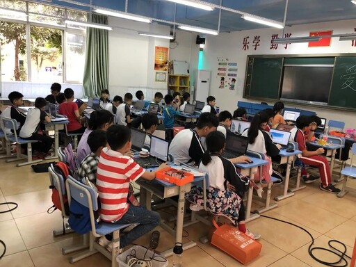 創客們認真制作中