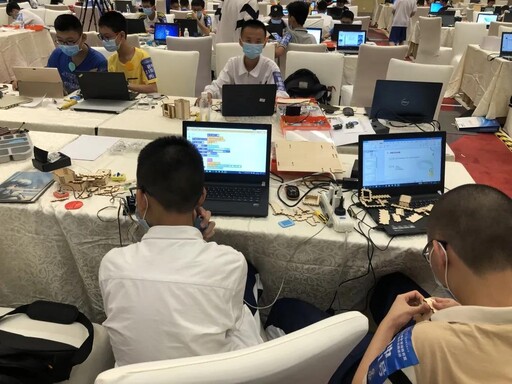 創(chuàng)客們認真設計自己的作品