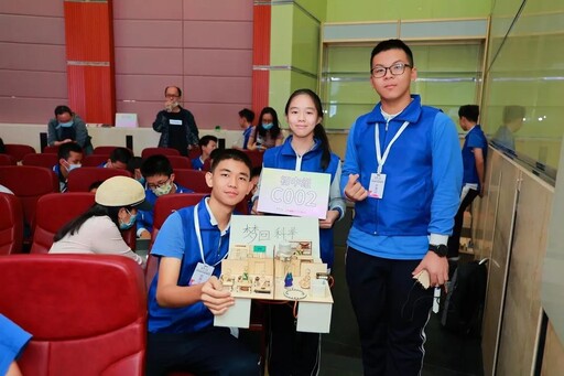 神采奕奕展笑顏，想必對自己的作品充滿信心