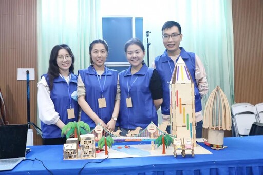 他們依舊神采奕奕的笑顏，想必對自己的作品充滿信心~