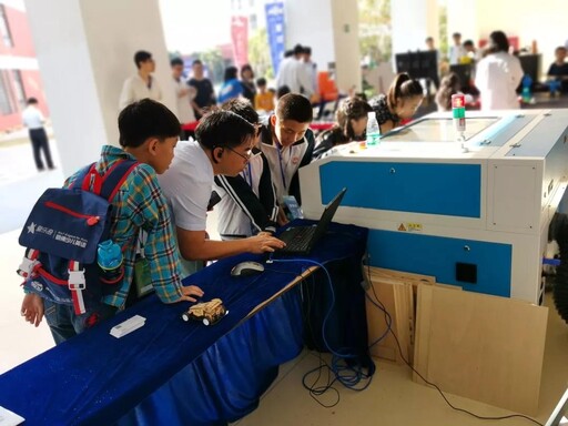 還有家長帶著小朋友一同過來學習，畢竟激光創客教育要從娃娃抓起