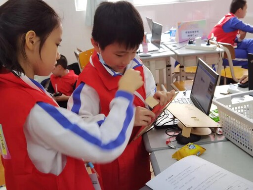 小創客們認真制作自己的作品