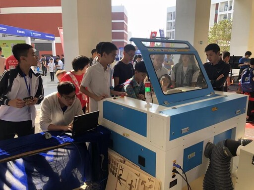 本次創客馬拉松以小組為單位，根據組委會提供的器材，在指定時間內通過電腦編程、硬件搭建、造型設計等創作智能實物作品。