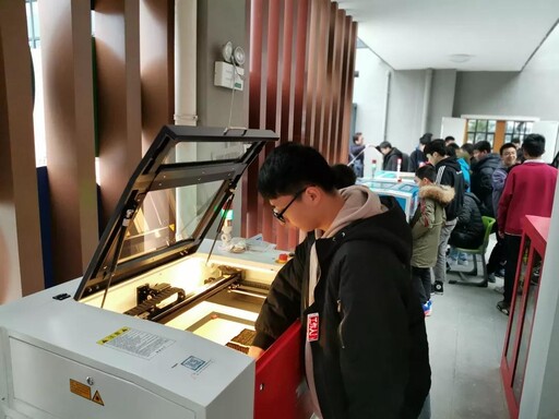 高效精準造物的激光切割機，能幫助選手更容易更快的完成自己的作品